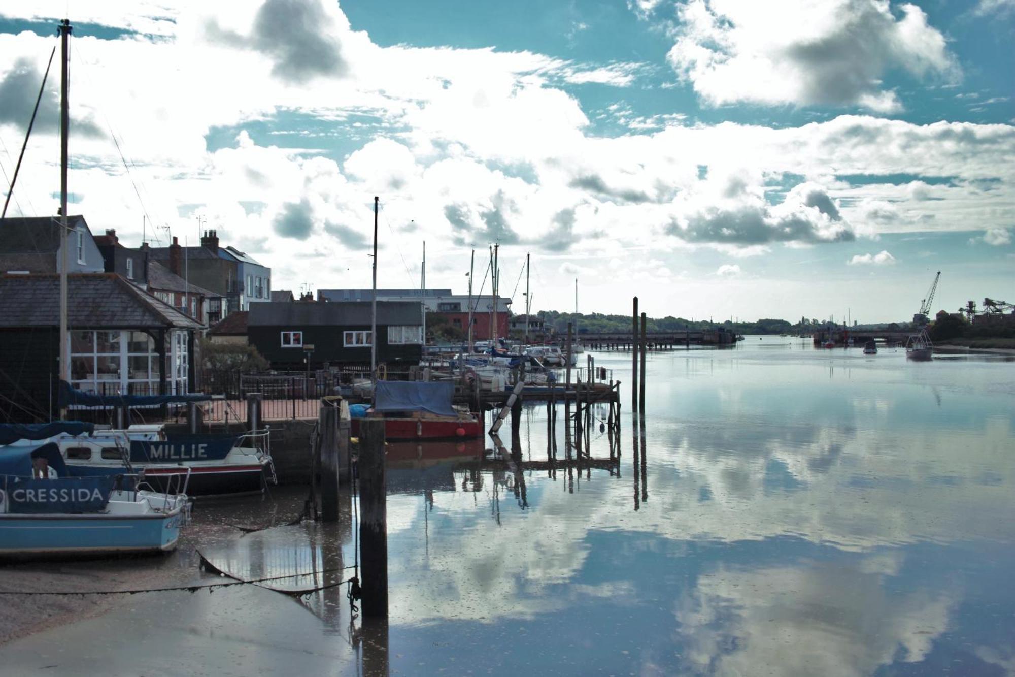 Queens Cottage, Wivenhoe Stylish, Plush, Cosy, Convenient & Quirky, 2X Double Bed Period Cottage Plus Patio - 9 Min Walk Train, 4 Min Walk High Street Pubs, Restaurants, Shops Zewnętrze zdjęcie